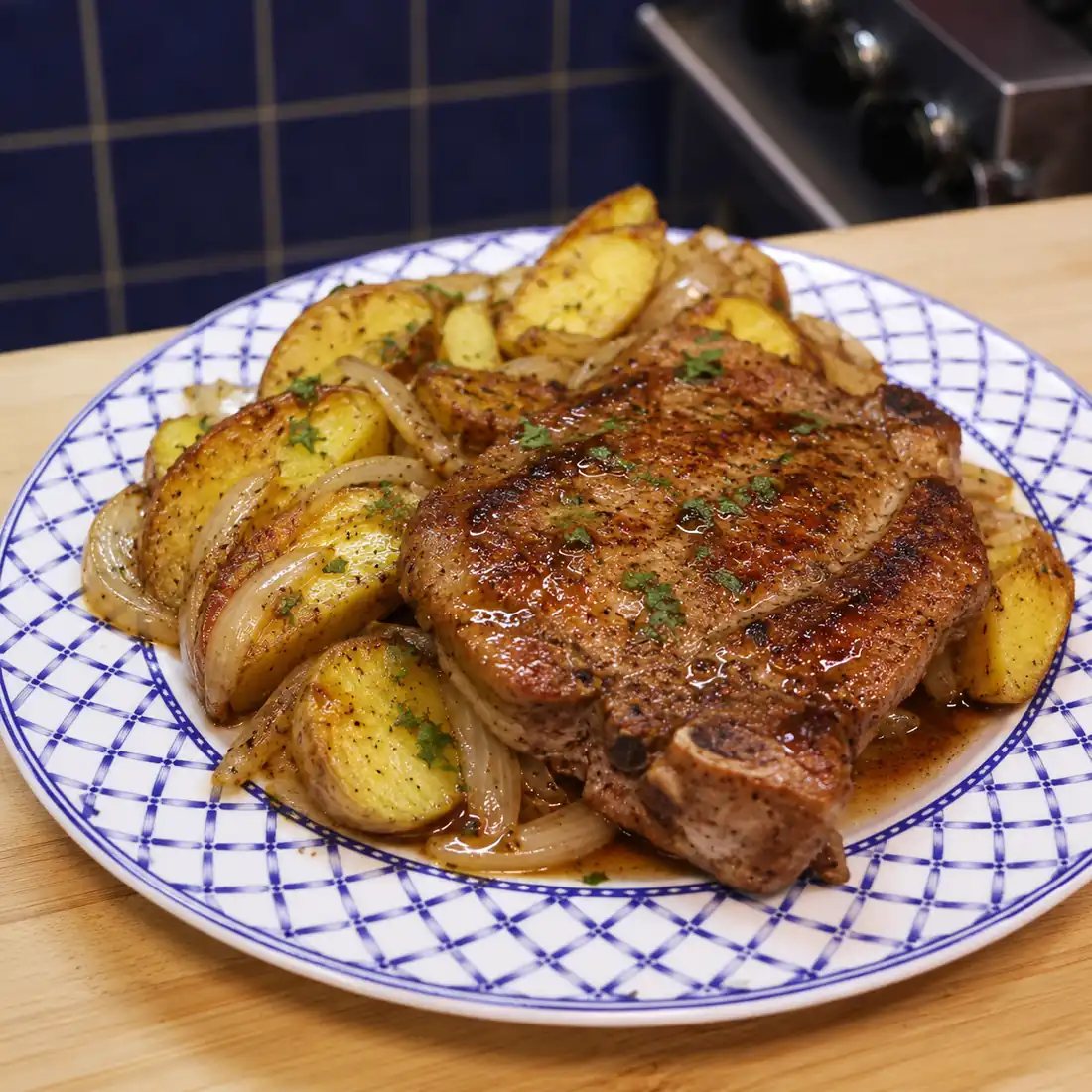 cotelettes de porc et pommes de terre au four, plat fini