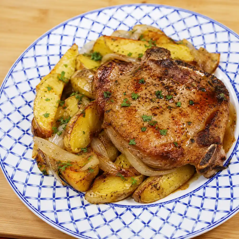 cotelettes de porc et pommes de terre au four, plat fini