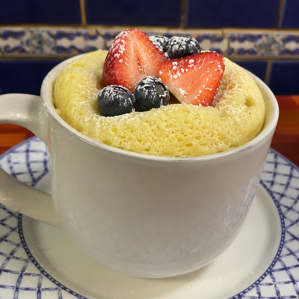 gateau fromage cottage dans une tasse, plat fini