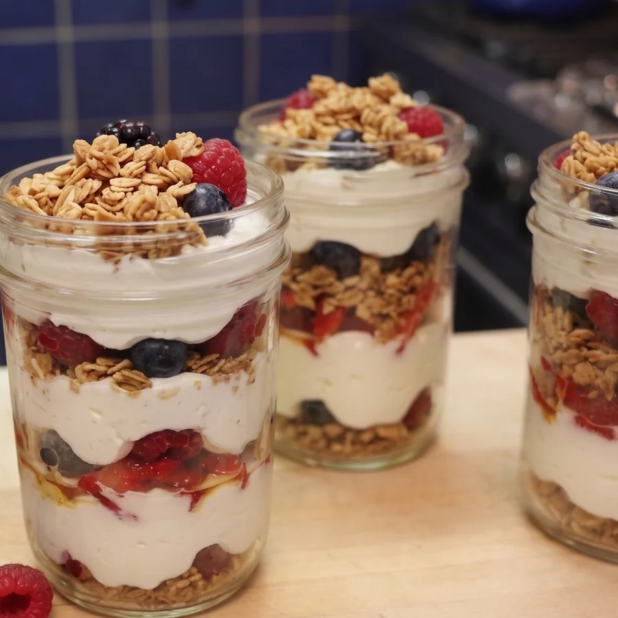 Parfait au fromage cottage facile avec fruits et granola