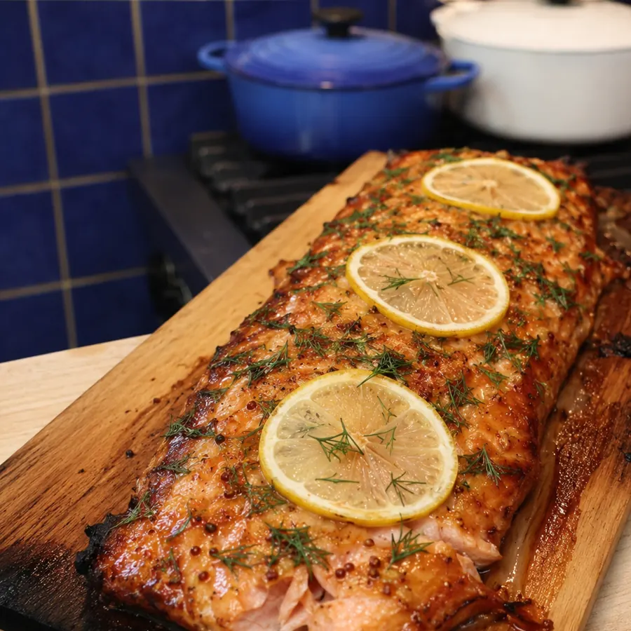 Saumon grill&eacute; sur planche de c&egrave;dre &agrave; l&rsquo;&eacute;rable et Dijon