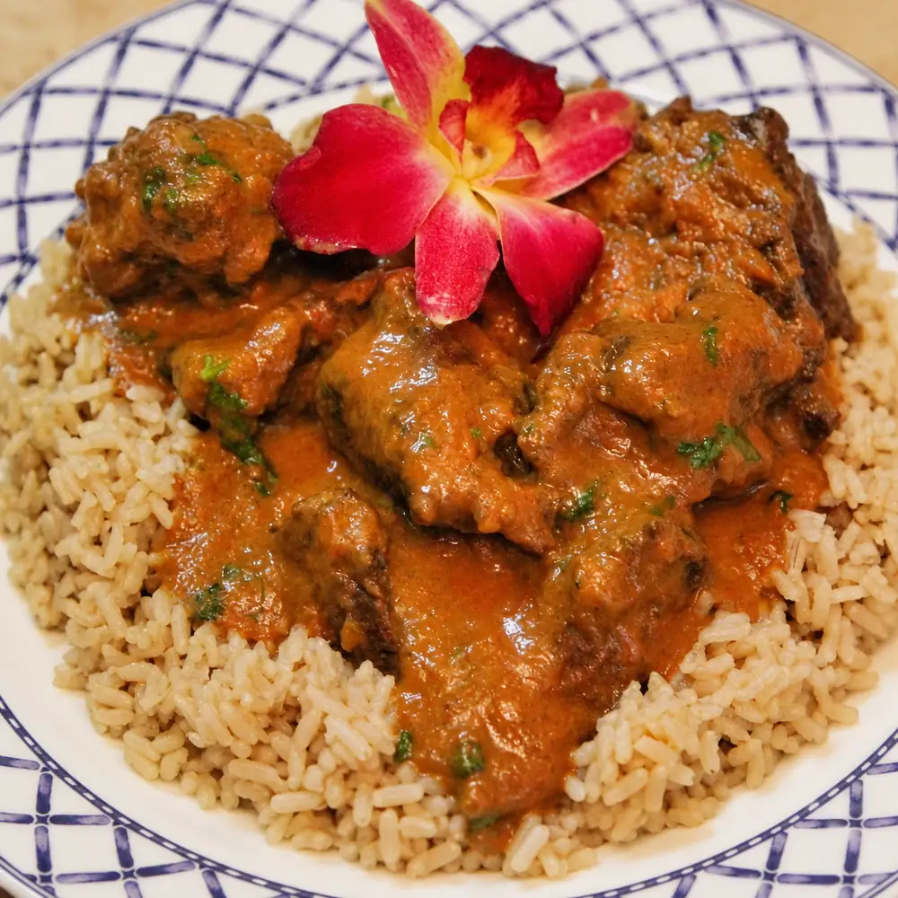 Curry de boeuf facile avec riz brun et raisins