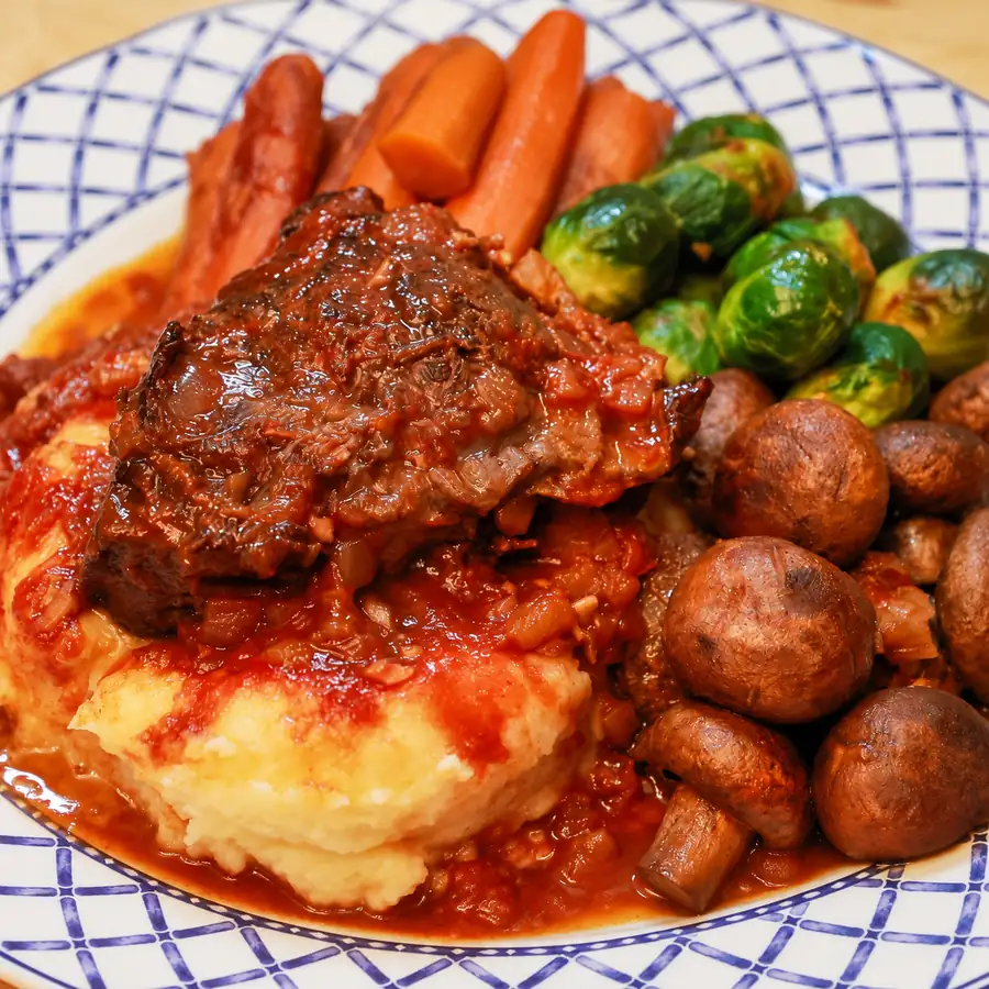 Joues de Bœuf Braisées avec Purée et Légumes