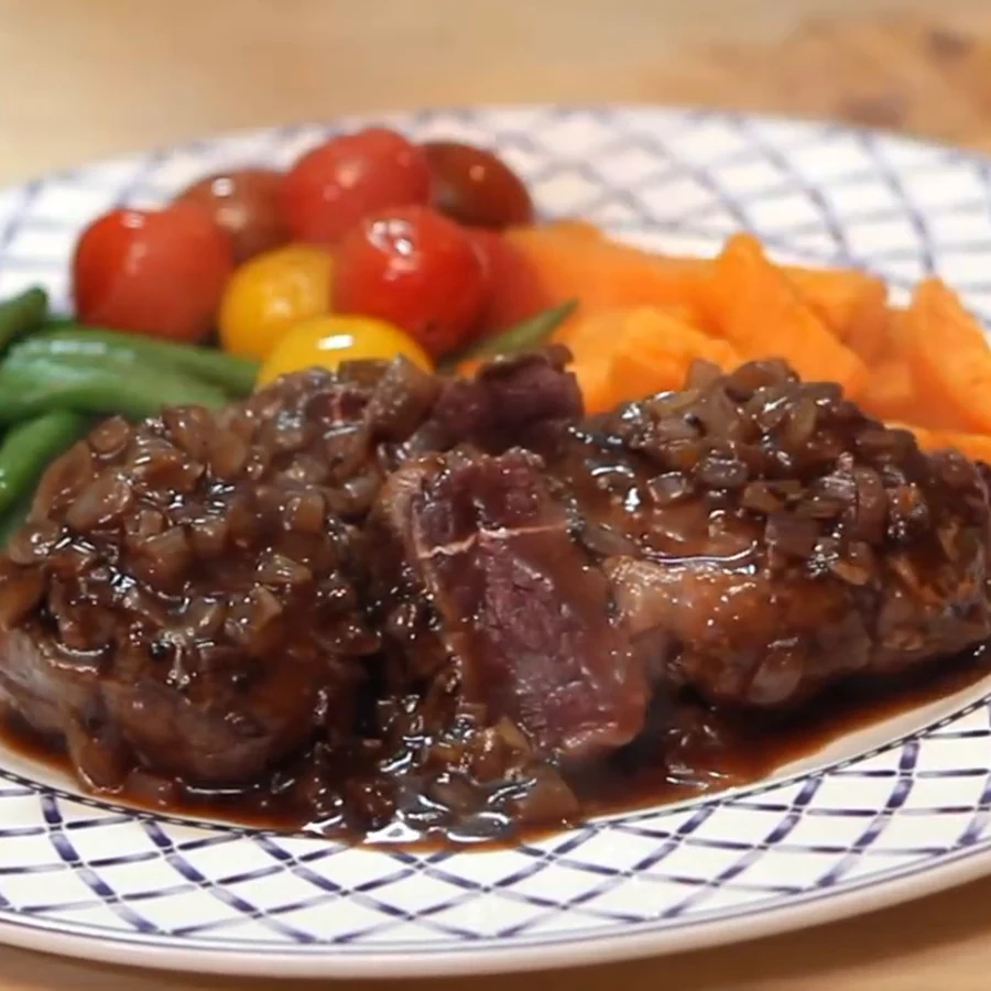 medaillons kangourou sauce vin rouge, plat fini