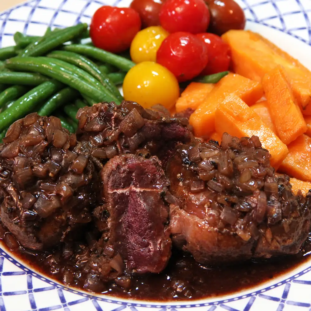 medaillons kangourou sauce vin rouge, plat fini
