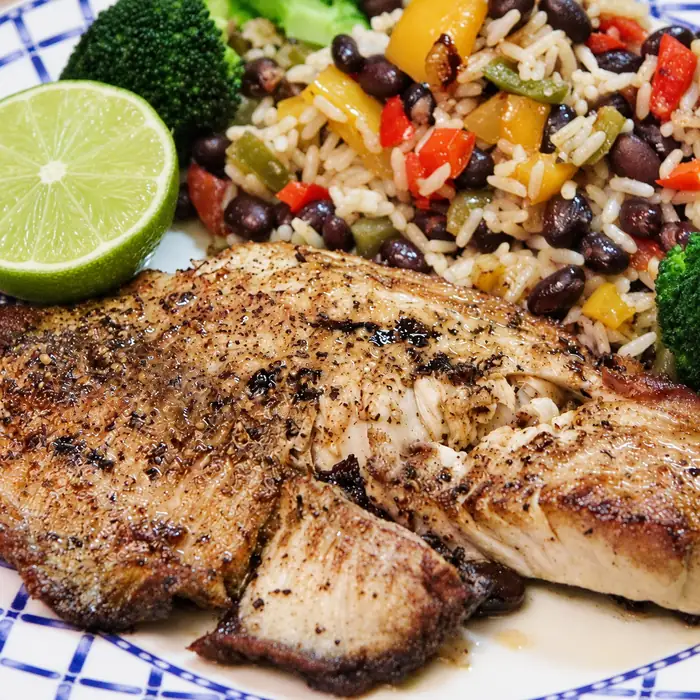 tilapia riz cubain haricots noirs, plat fini