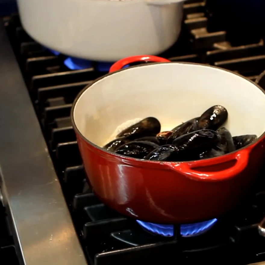black capellini mussels garlic cream, step 2