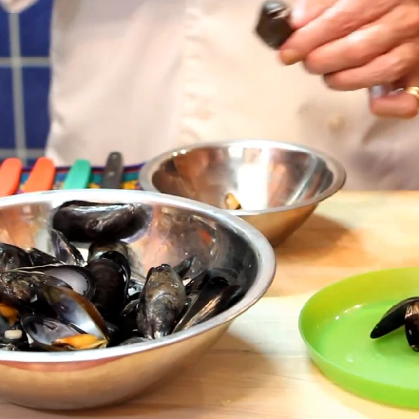 black capellini mussels garlic cream, step 3