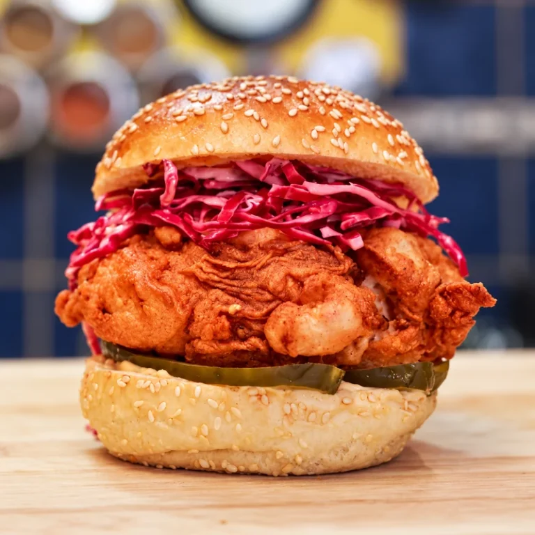 Burgers au poulet croustillant, chou rouge et mayonnaise &eacute;pic&eacute;e