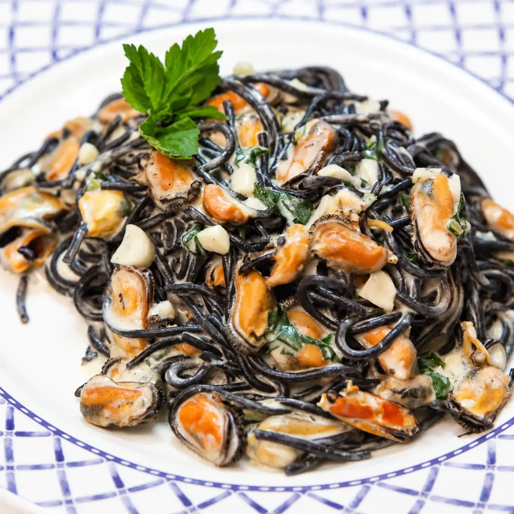 Capellini noirs aux moules, sauce cr&eacute;meuse &agrave; l&rsquo;ail et au basilic