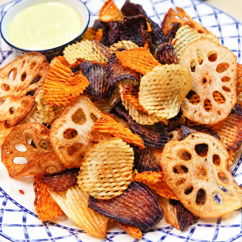 Chips gaufrette multicolores et trempette au basilic