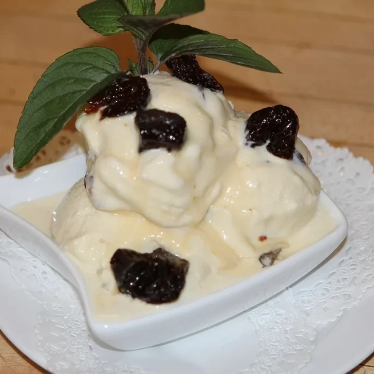 Crème glacée à la vanille avec pruneaux à l’Armagnac facultatifs