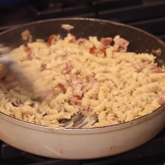 fusilli cremeux poulet bacon parmesan, étape 6