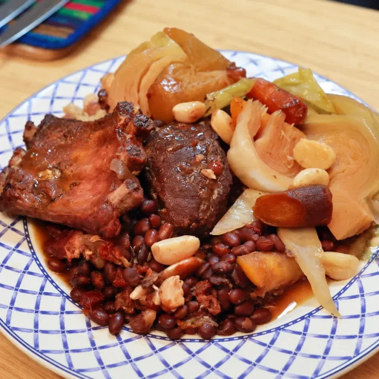 Joues de porc et côtes levées aux haricots noirs et chou braisé