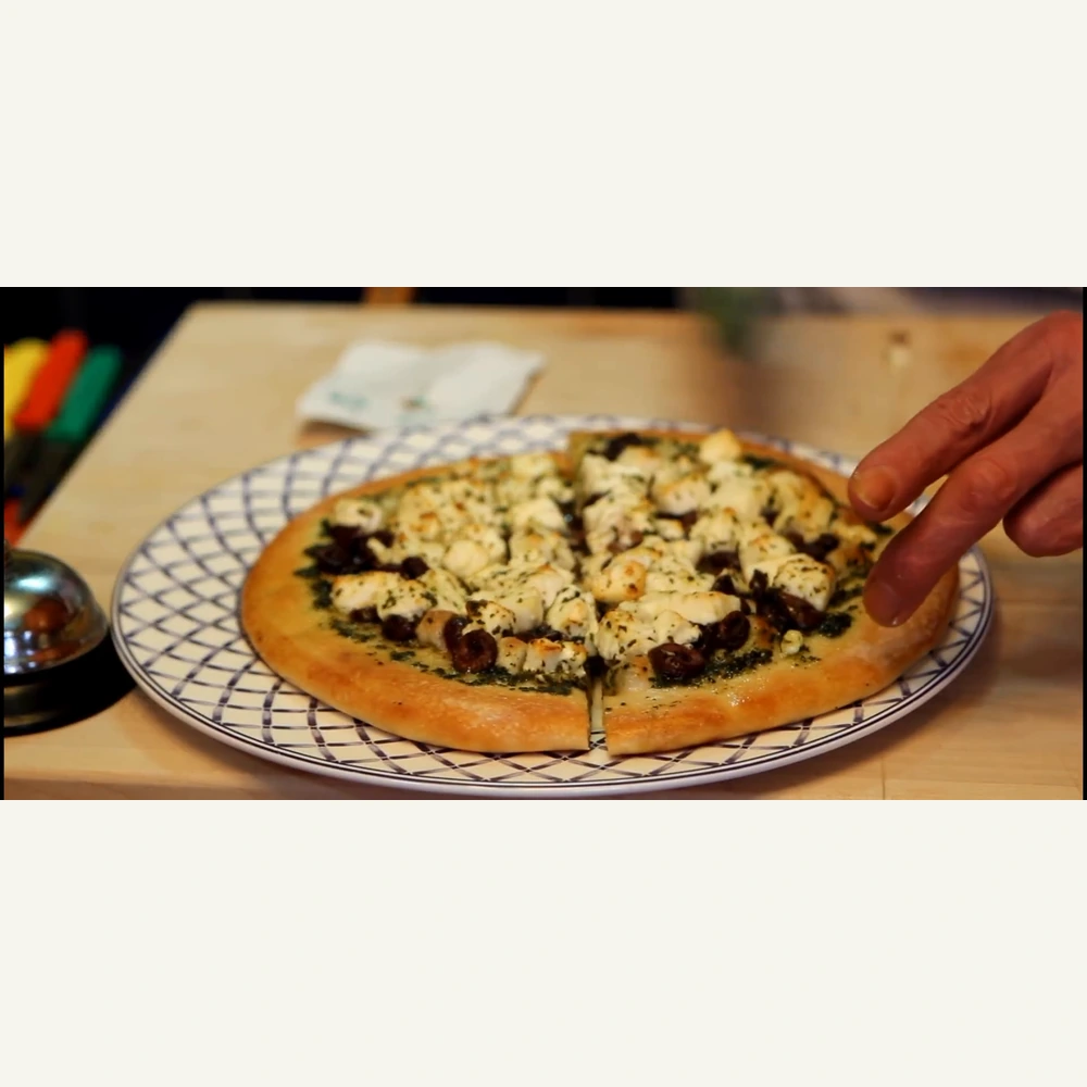 pizza vegetarienne a la feta olives kalamata et sauce a lorigan, plat fini