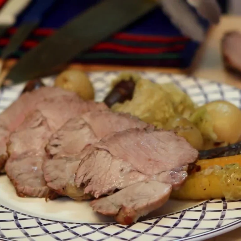 R&ocirc;ti d&rsquo;&eacute;chine de porc en cocotte au chou de Savoie