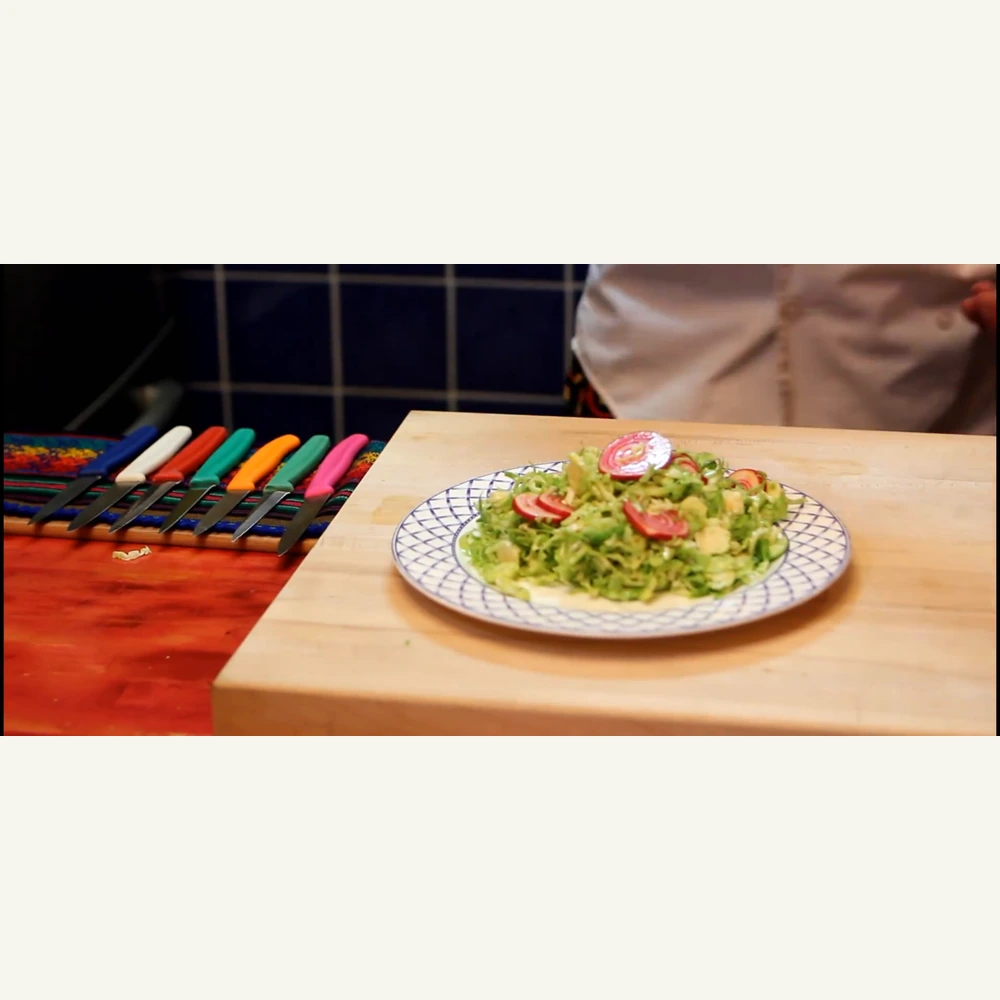 salade de choux de bruxelles crus et betterave chioggia au citron, plat fini