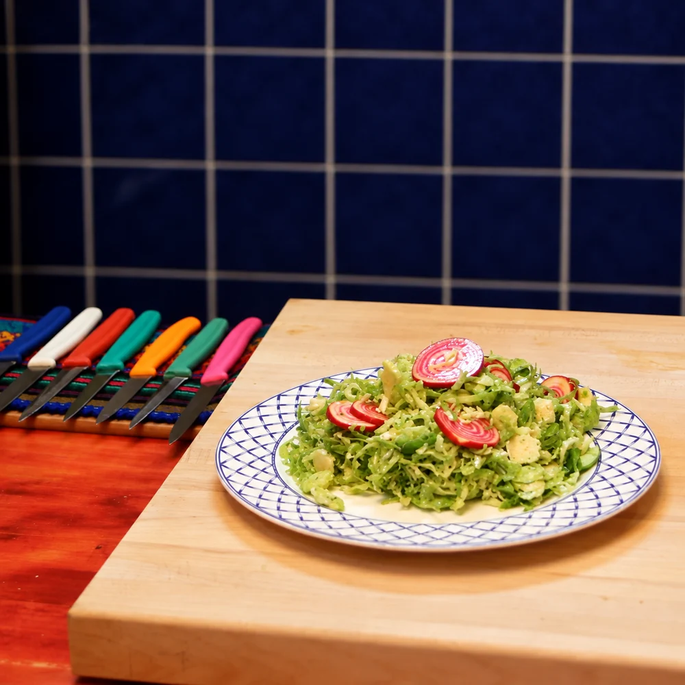 salade de choux de bruxelles crus et betterave chioggia au citron, plat fini