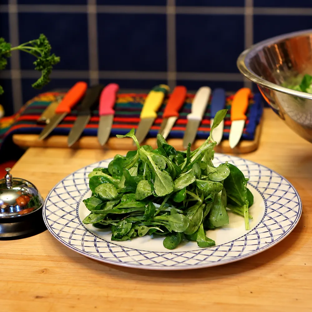 Salade de mâche, sauce verte au citron et aux herbes