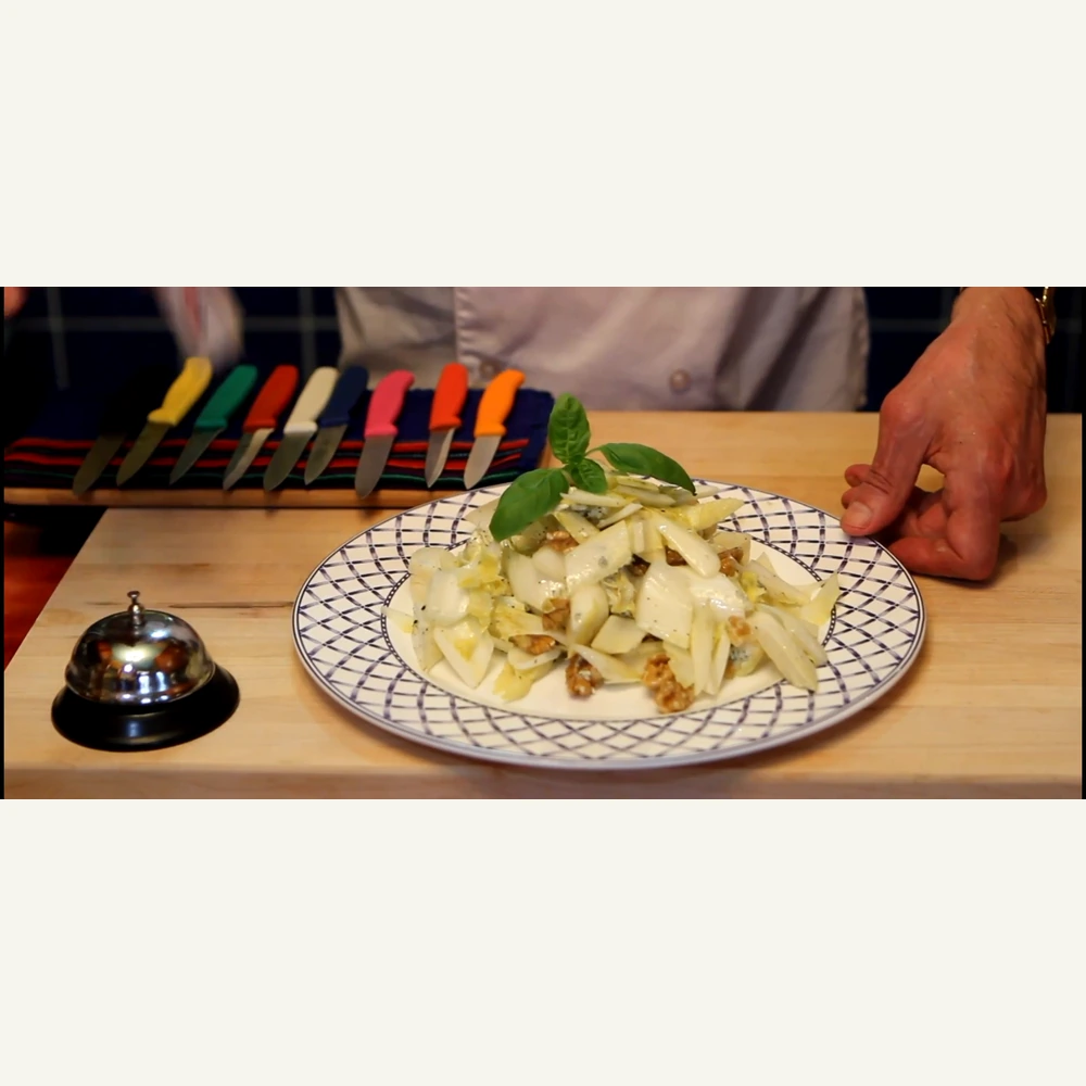 salade dendives au saint agur et aux noix, plat fini