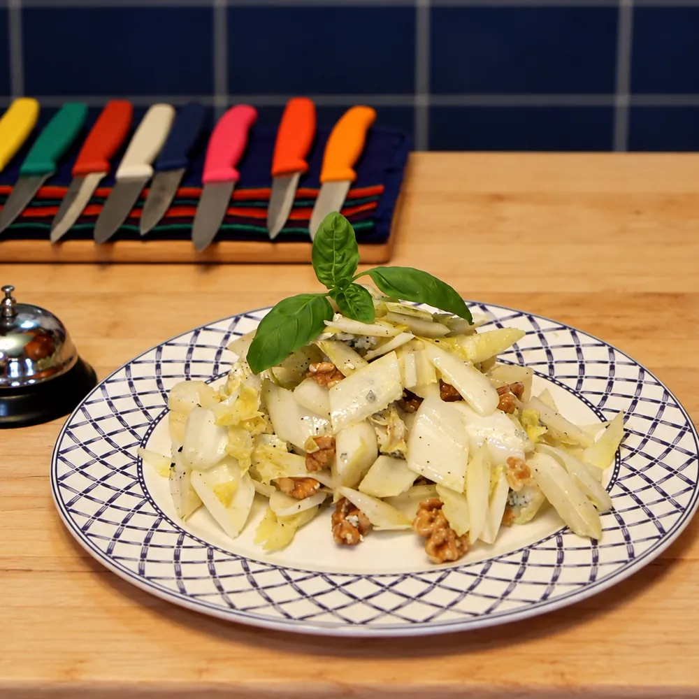 salade dendives au saint agur et aux noix, plat fini