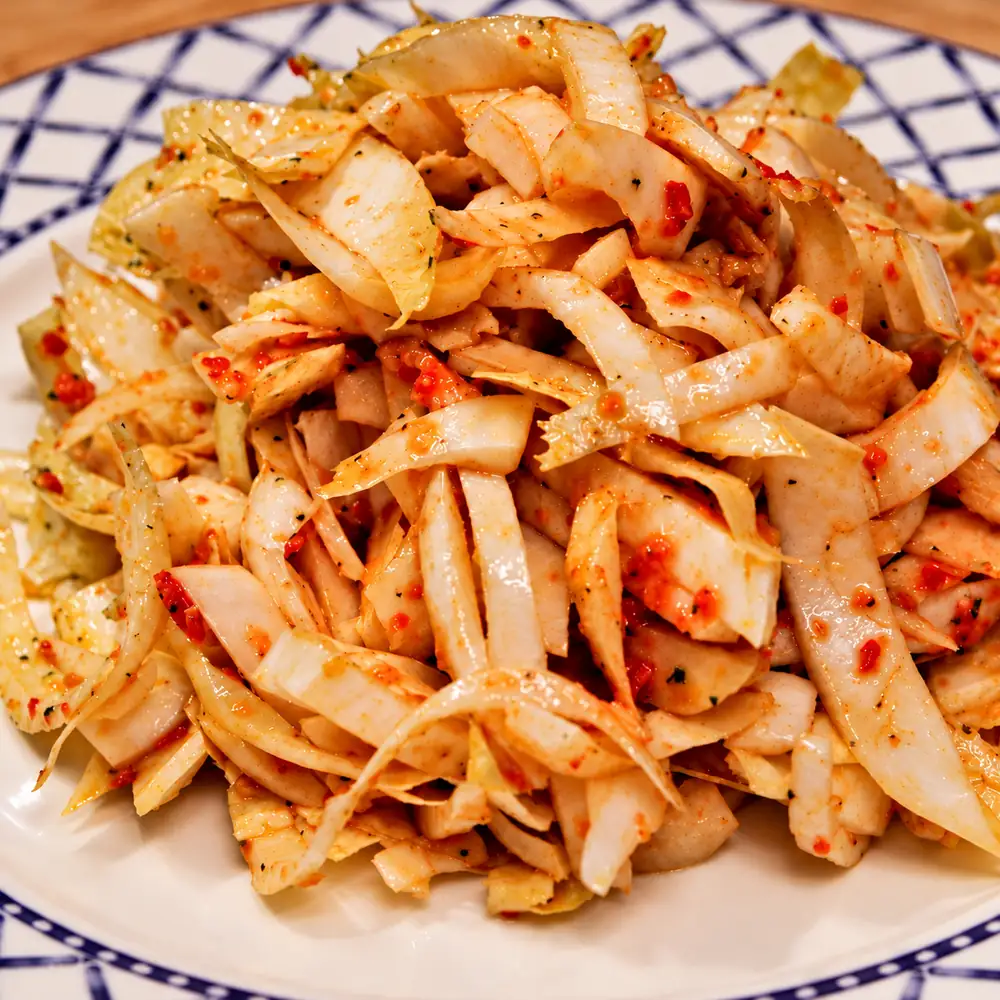 salade endives sauce rouge tomates sechees, plat fini