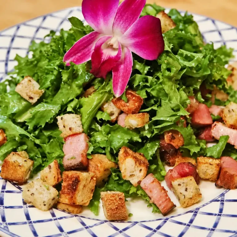 Salade frisée aux lardons et croûtons à l’ail