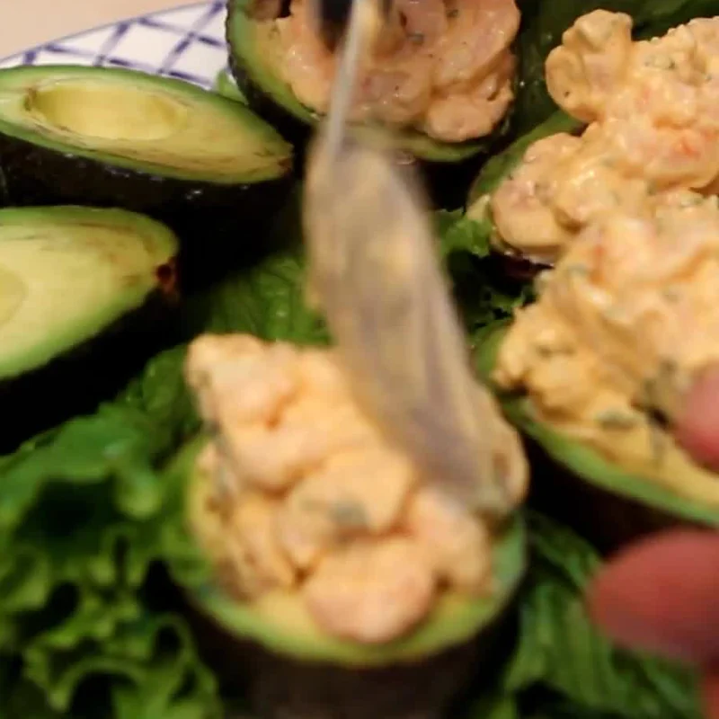 shrimp stuffed avocados spicy mayonnaise, step 4