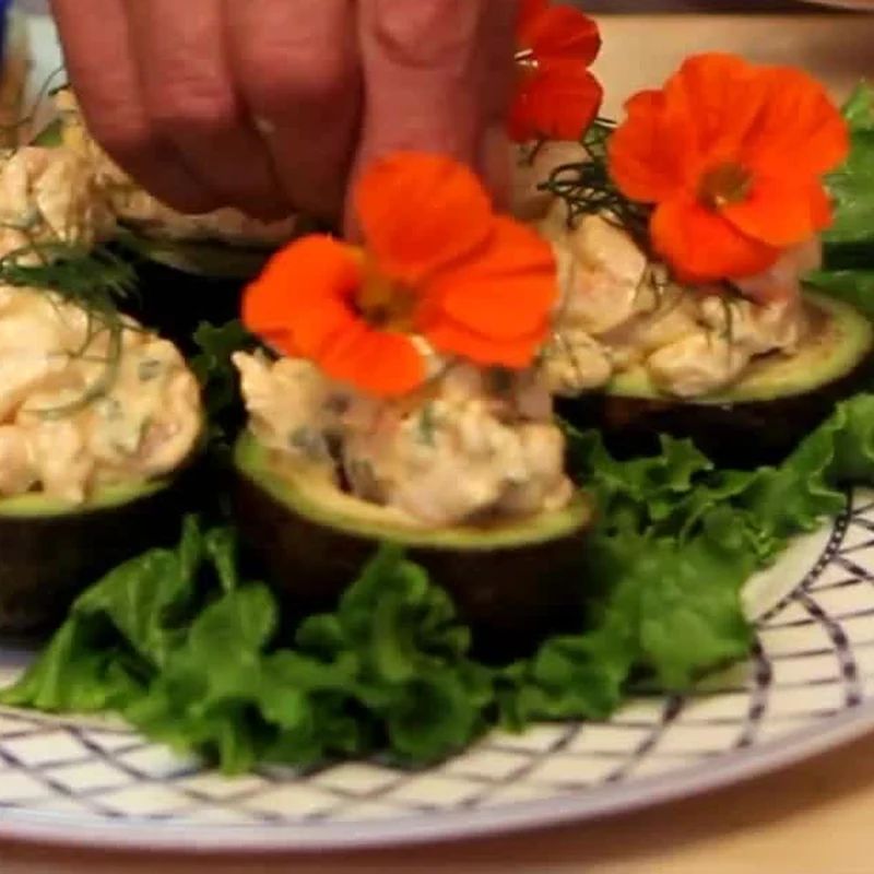 shrimp stuffed avocados spicy mayonnaise, step 5