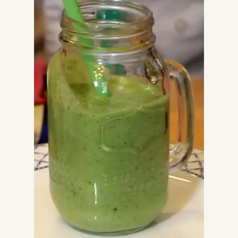 Smoothie vert à la mangue, épinards, kale et boisson de soya vanille