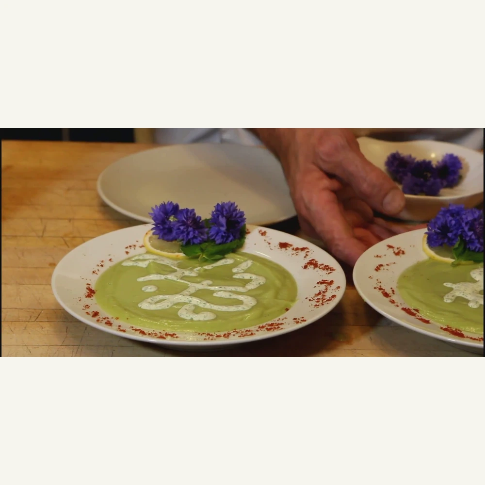 soupe froide davocat au citron et creme a la coriandre, plat fini