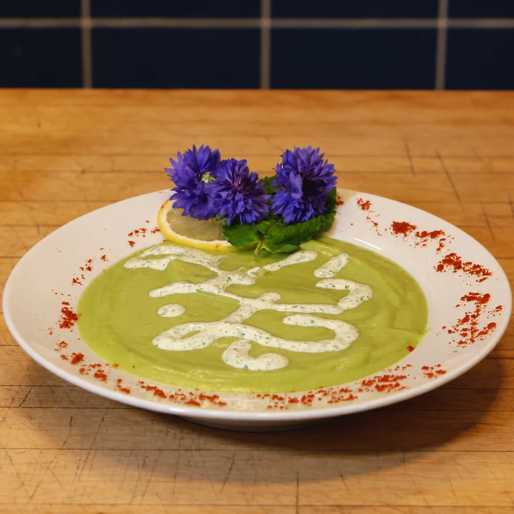 soupe froide davocat au citron et creme a la coriandre, plat fini